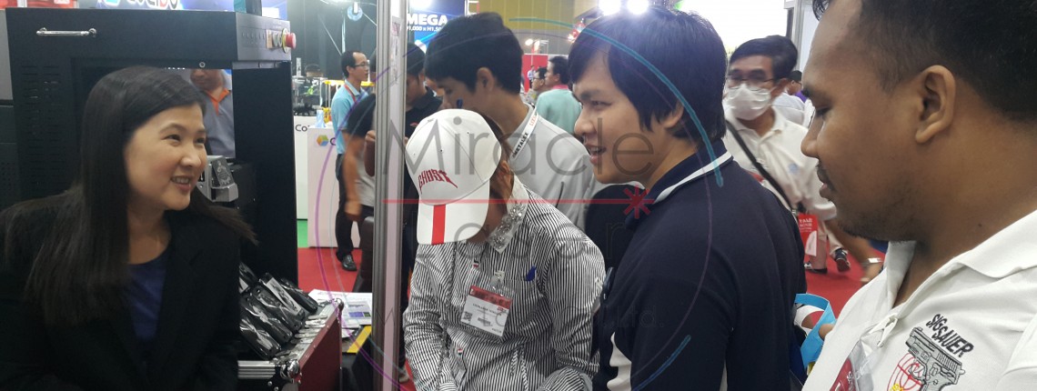 บริษัท มิราเคิล เลเซอร์ จำกัด เมื่อลูกค้าสั่งซื้อเครื่องจักรจากเรา เราให้ความสำคัญในทุกขั้นตอน ตั้งแต่การตรวจเช็คอย่างสม่ำเสมอ เพิ่มความพิถีพิถัน และใส่ใจในรายละเอียดการผลิต จนถึงกระบวนการส่งมอบให้ถึงมือลูกค้า  นอกจากนั้น เรายังให้ คำแนะนำและความรู้ความเข้าใจ เกี่ยวกับเครื่องเลเซอร์รุ่นต่าง ๆ ว่ารุ่นใดเหมาะสมกับลักษณะงานแบบใด เพื่อให้ลูกค้าได้รับเครื่องจักรที่ ตอบโจทย์การใช้งานได้จริง คุ้มค่า และมีประสิทธิภาพสูงสุด