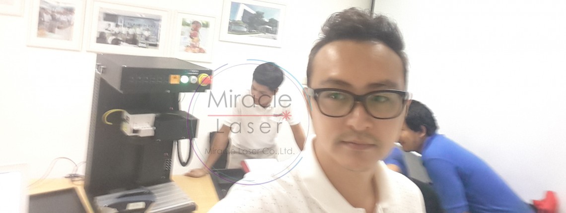 บริษัท มิราเคิล เลเซอร์ จำกัด เมื่อลูกค้าสั่งซื้อเครื่องจักรจากเรา เราให้ความสำคัญในทุกขั้นตอน ตั้งแต่การตรวจเช็คอย่างสม่ำเสมอ เพิ่มความพิถีพิถัน และใส่ใจในรายละเอียดการผลิต จนถึงกระบวนการส่งมอบให้ถึงมือลูกค้า  นอกจากนั้น เรายังให้ คำแนะนำและความรู้ความเข้าใจ เกี่ยวกับเครื่องเลเซอร์รุ่นต่าง ๆ ว่ารุ่นใดเหมาะสมกับลักษณะงานแบบใด เพื่อให้ลูกค้าได้รับเครื่องจักรที่ ตอบโจทย์การใช้งานได้จริง คุ้มค่า และมีประสิทธิภาพสูงสุด