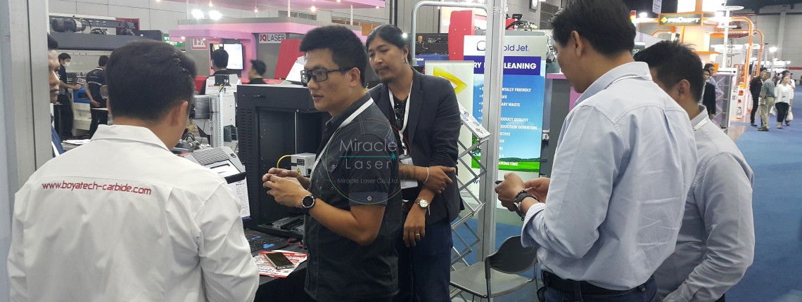 บริษัท มิราเคิล เลเซอร์ จำกัด เมื่อลูกค้าสั่งซื้อเครื่องจักรจากเรา เราให้ความสำคัญในทุกขั้นตอน ตั้งแต่การตรวจเช็คอย่างสม่ำเสมอ เพิ่มความพิถีพิถัน และใส่ใจในรายละเอียดการผลิต จนถึงกระบวนการส่งมอบให้ถึงมือลูกค้า  นอกจากนั้น เรายังให้ คำแนะนำและความรู้ความเข้าใจ เกี่ยวกับเครื่องเลเซอร์รุ่นต่าง ๆ ว่ารุ่นใดเหมาะสมกับลักษณะงานแบบใด เพื่อให้ลูกค้าได้รับเครื่องจักรที่ ตอบโจทย์การใช้งานได้จริง คุ้มค่า และมีประสิทธิภาพสูงสุด