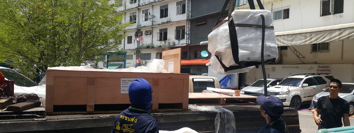 บริษัท มิราเคิล เลเซอร์ จำกัด เมื่อลูกค้าสั่งซื้อเครื่องจักรจากเรา เราให้ความสำคัญในทุกขั้นตอน ตั้งแต่การตรวจเช็คอย่างสม่ำเสมอ เพิ่มความพิถีพิถัน และใส่ใจในรายละเอียดการผลิต จนถึงกระบวนการส่งมอบให้ถึงมือลูกค้า  นอกจากนั้น เรายังให้ คำแนะนำและความรู้ความเข้าใจ เกี่ยวกับเครื่องเลเซอร์รุ่นต่าง ๆ ว่ารุ่นใดเหมาะสมกับลักษณะงานแบบใด เพื่อให้ลูกค้าได้รับเครื่องจักรที่ ตอบโจทย์การใช้งานได้จริง คุ้มค่า และมีประสิทธิภาพสูงสุด