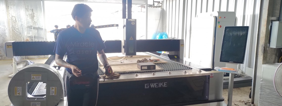 บริษัท มิราเคิล เลเซอร์ จำกัด เมื่อลูกค้าสั่งซื้อเครื่องจักรจากเรา เราให้ความสำคัญในทุกขั้นตอน ตั้งแต่การตรวจเช็คอย่างสม่ำเสมอ เพิ่มความพิถีพิถัน และใส่ใจในรายละเอียดการผลิต จนถึงกระบวนการส่งมอบให้ถึงมือลูกค้า  นอกจากนั้น เรายังให้ คำแนะนำและความรู้ความเข้าใจ เกี่ยวกับเครื่องเลเซอร์รุ่นต่าง ๆ ว่ารุ่นใดเหมาะสมกับลักษณะงานแบบใด เพื่อให้ลูกค้าได้รับเครื่องจักรที่ ตอบโจทย์การใช้งานได้จริง คุ้มค่า และมีประสิทธิภาพสูงสุด