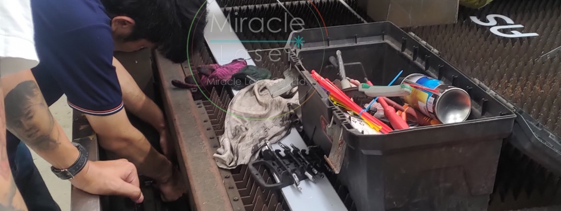 บริษัท มิราเคิล เลเซอร์ จำกัด เมื่อลูกค้าสั่งซื้อเครื่องจักรจากเรา เราให้ความสำคัญในทุกขั้นตอน ตั้งแต่การตรวจเช็คอย่างสม่ำเสมอ เพิ่มความพิถีพิถัน และใส่ใจในรายละเอียดการผลิต จนถึงกระบวนการส่งมอบให้ถึงมือลูกค้า  นอกจากนั้น เรายังให้ คำแนะนำและความรู้ความเข้าใจ เกี่ยวกับเครื่องเลเซอร์รุ่นต่าง ๆ ว่ารุ่นใดเหมาะสมกับลักษณะงานแบบใด เพื่อให้ลูกค้าได้รับเครื่องจักรที่ ตอบโจทย์การใช้งานได้จริง คุ้มค่า และมีประสิทธิภาพสูงสุด